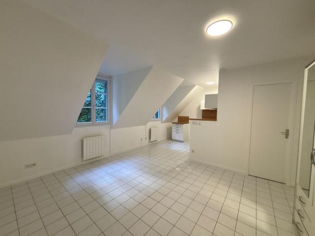 À louer Studio refait à neuf avec parking et cave