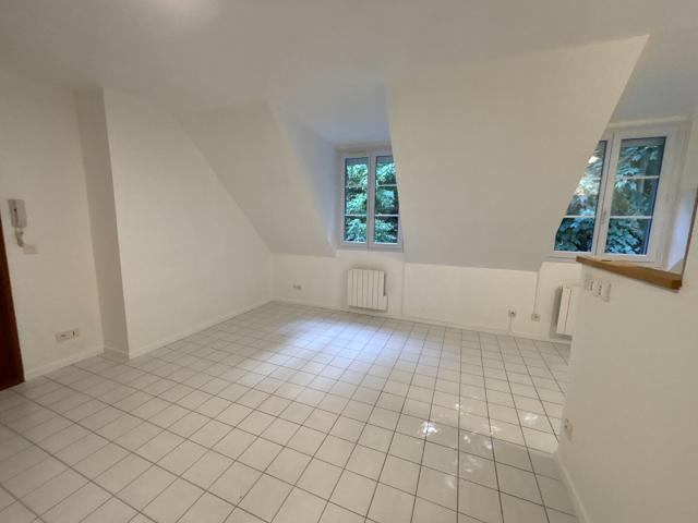 À louer Studio refait à neuf avec parking et cave
