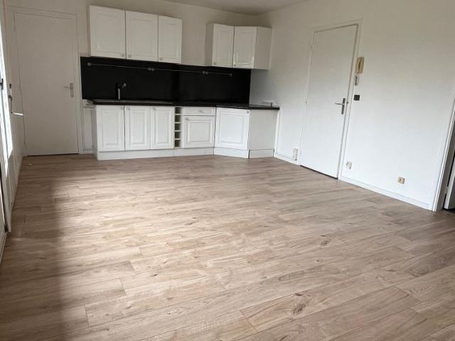 A louer Studio secteur St Maur, 244 Av de la République