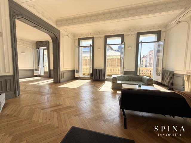 À louer Superbe appartement haussmannien de 138 m2 à usage professionnel Centre ville de Béziers