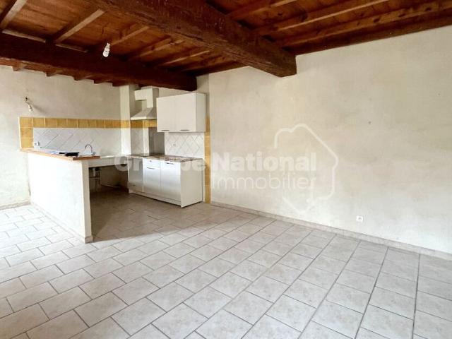 A LOUER SUR BOULBON Appartement dans le coeur de village