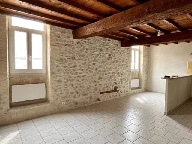 A LOUER SUR BOULBON Appartement dans le coeur de village