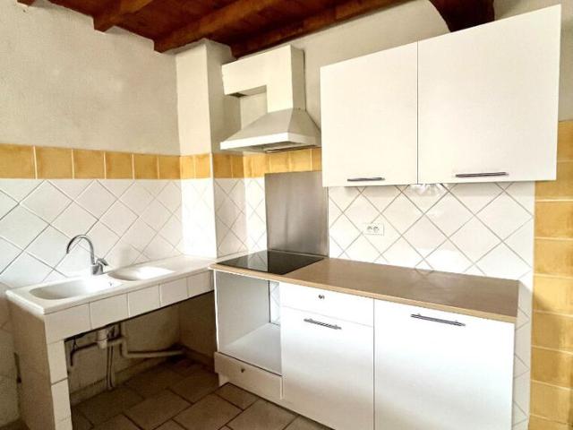 A LOUER SUR BOULBON Appartement dans le coeur de village