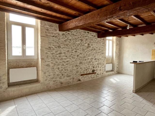 A LOUER SUR BOULBON Appartement dans le coeur de village