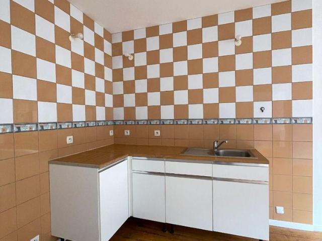A LOUER sur la commune de NOGENT LE ROTROU Appartement de type T2, situé au 1er étage de l'i.