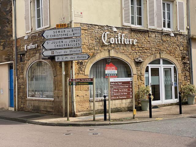 À LOUER SALON DE COIFFURE AVEC MATÉRIEL