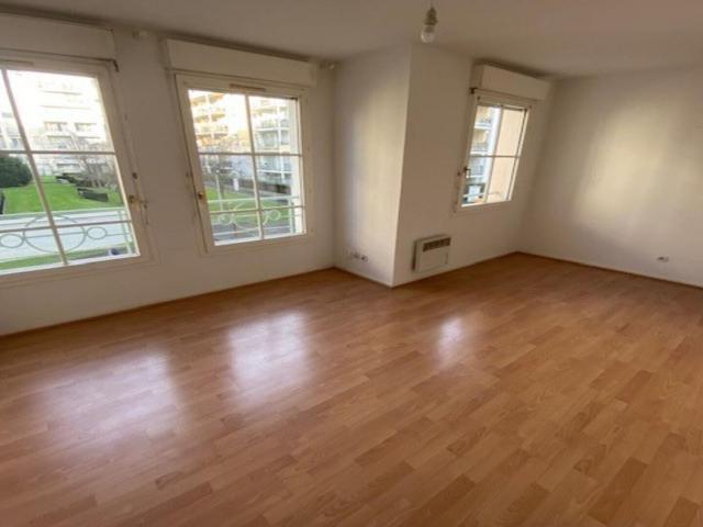 a louer: t1 à lille•• 585 €