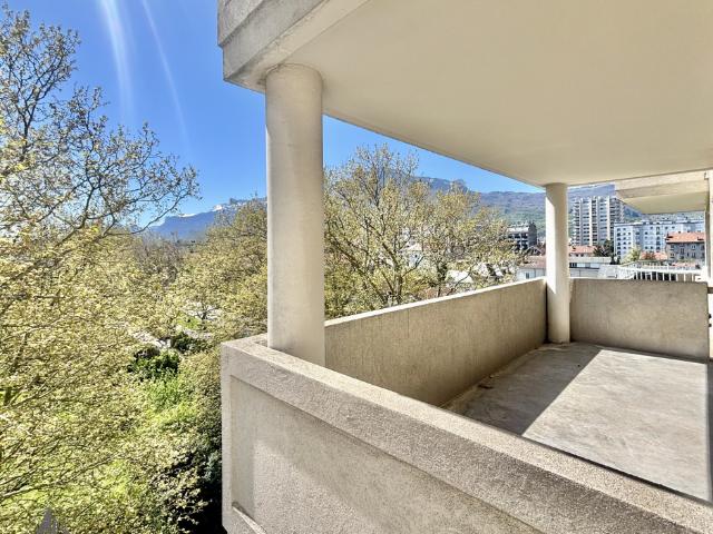 A LOUER T2 MEUBLE TERRASSE PARKING POMPIDOU Grenoble 38100