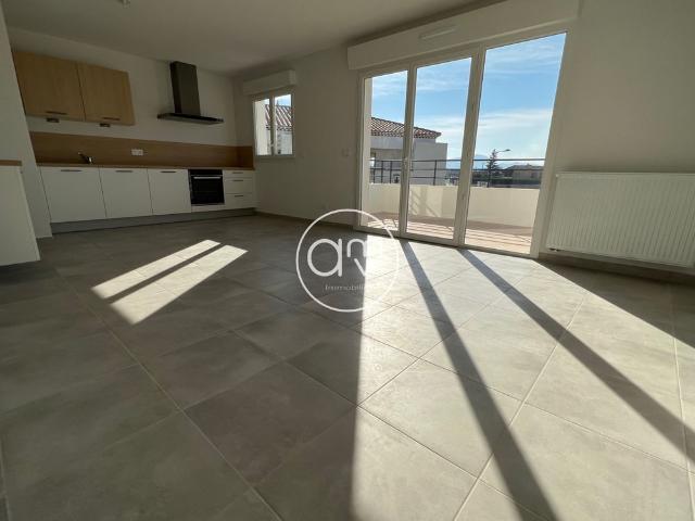 À louer – T3 récent avec terrasse, balcon, climatisation et double stationnement – La Crau