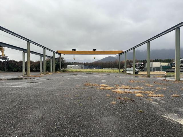A louer: divers LOCAUX commerciaux, HALLS, TERRAINS nus et COUVERTS dans site industriel