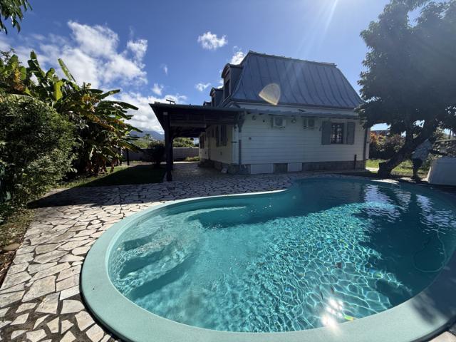 A louer très belle maison à Bras Panon de 174 m2 avec piscin