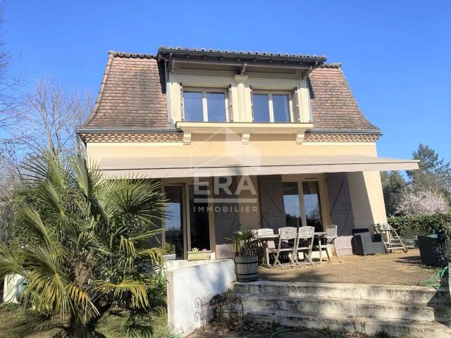 A louer très belle maison de ville non mitoyenne type 6 avec qua