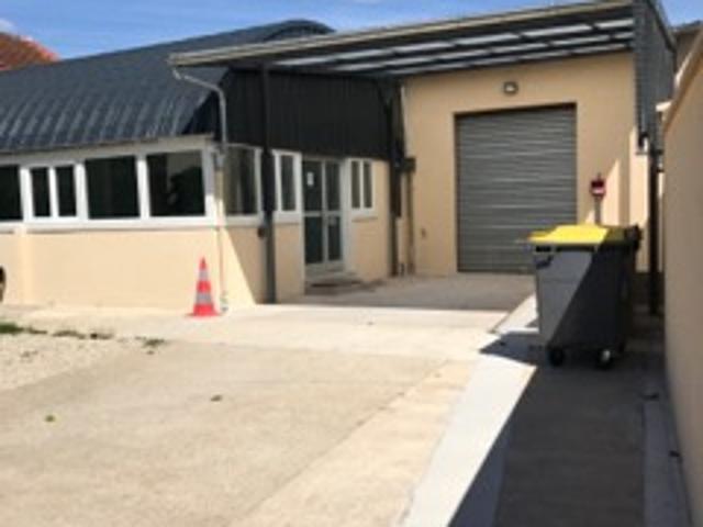 A louer: un Atelier et un bureau de 84m2 avec un hangar de 305 m2 et une cour de stationnement