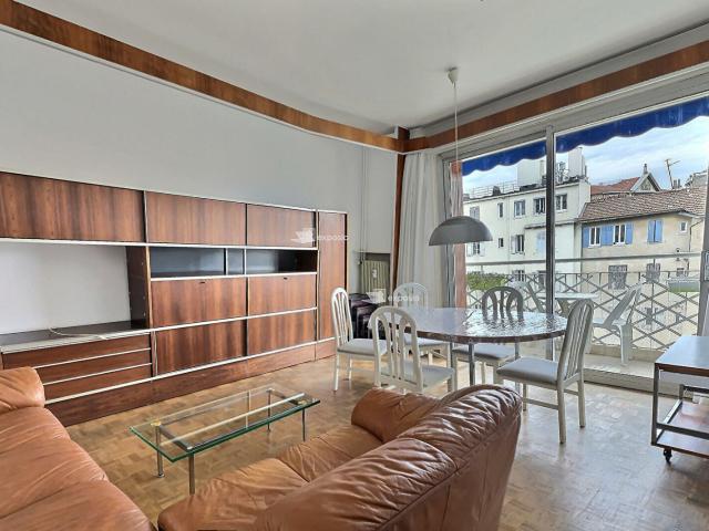A louer un appartement de type 4 meublé à Marseille 13004 Quartier CINQ AVENUES