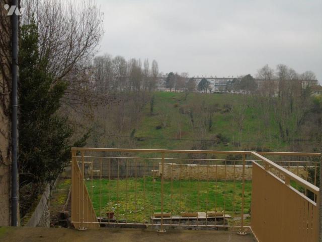 A LOUER: Un appartement rénové de type F2 situé Rue des Merciers à AVALLON comprenant une entr.