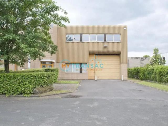 A Louer un lot d’activité avec bureaux de 1 280 m² divisible en deux lots de 640 m²