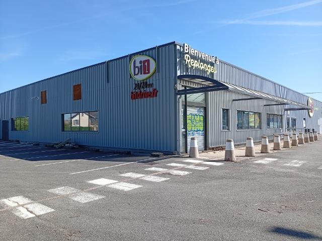 A LOUER VASTE LOCAL PROCHE MACON
