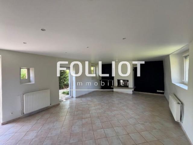 A LOUER VIRE NORMANDIE � 900 m du centre ville DANS QUARTIER R�SIDENTIEL Somptueuse maison T4