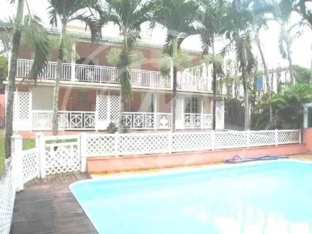A LOUER 2300 € VILLA T6 AVEC PISCINE BAIE MAHAULT