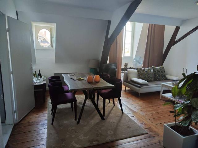 À LOUER ! 2 pièces avec ascenseur idéalement situé à proximité du parc de l'Orangerie