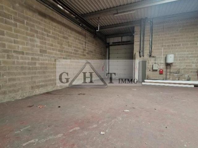 A LOUER 350 M² ENTREPOT ET BUREAUX A LA COURNEUVE