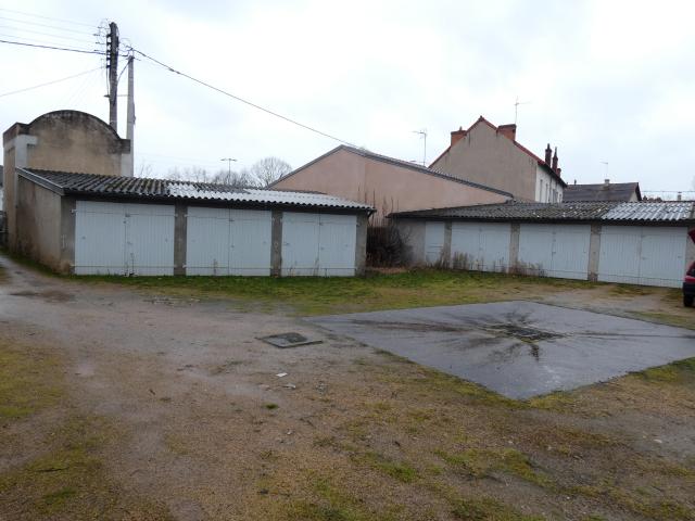À LOUER 3 GARAGES
