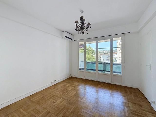 À louer 3 pièces de 50 m² avec terrasse, cave et parking Quart