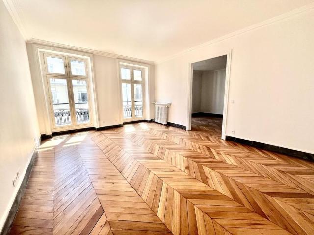 A LOUER 4 Pièces 120.6m² PARIS VIIIème. CHAMPS ELYSEES. REFAIT NEUF