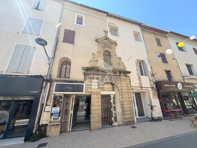 A LOUER 84120 PERTUIS CENTRE LOCAL COMMERCIAL D'ENVIRON 47M2 DONT 8M2 DE RESERVE