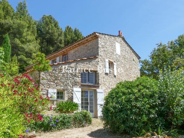 À l'ouest de Toulon, en position dominante, une ancienne fer. 197m² Le Beausset