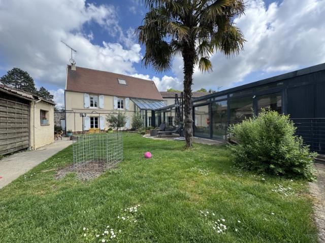 A Puiseux en France, maison avec piscine