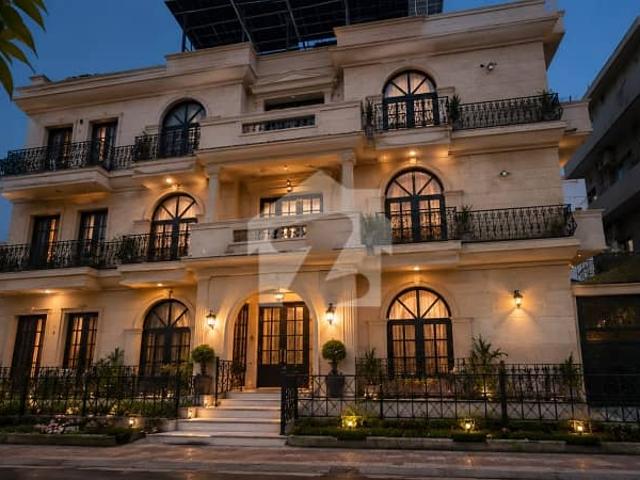 A Palatial Residence For Rent In F 7