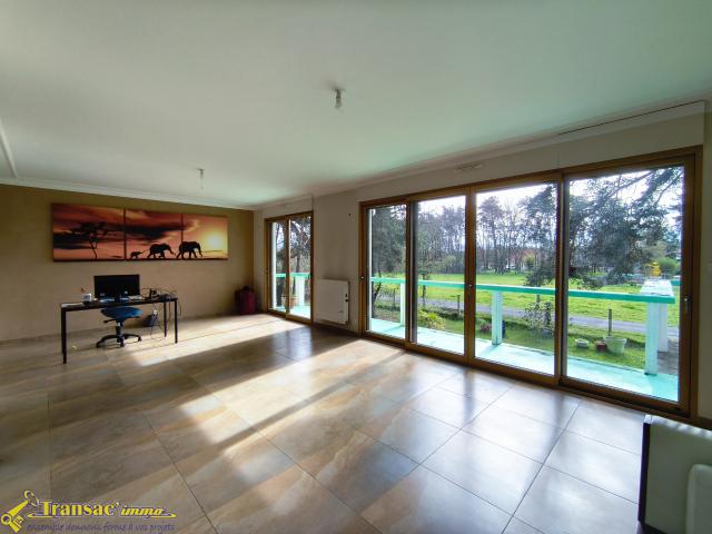 À Peschadoires, villa 9 pièces avec terrasse, garage 2 voitures et terrain
