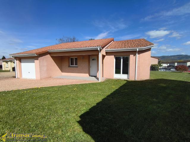 À Peschadoires, maison de plain pied type F4 avec garage et terrain