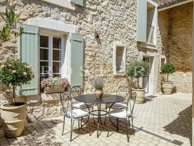 A Pernes les Fontaines Très belle maison de ville de plus de 200m2 entièrement rénovée