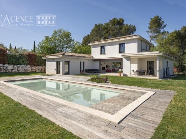 A Peynier, propriété contemporaine de 187 m² sur terrain arbo