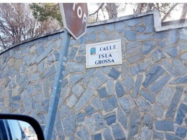 A plot of 904 m2 is for sale for the construction of one large or two smaller private villas in Los