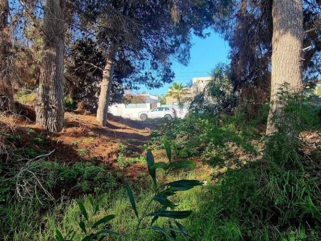 A plot of 904 m2 is for sale for the construction of one large or two smaller private villas in Los Balcones