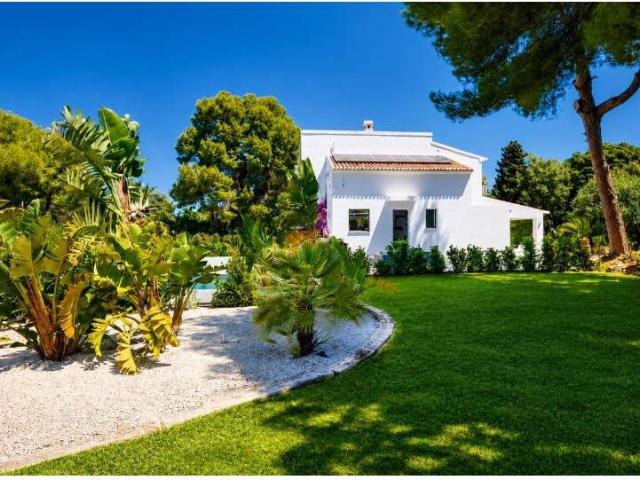 A pocos minutos caminando de la playa del Arenal y de todos. 692m² Jávea Xabia