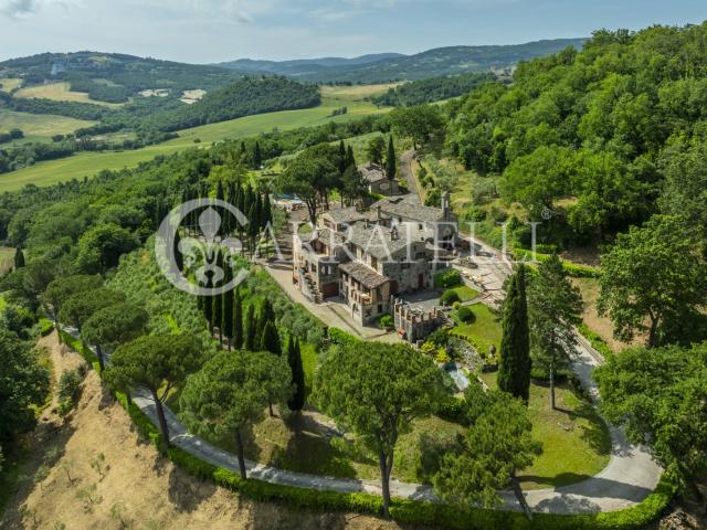 A poca distanza da Todi, in un contesto incantevole, questa. 850m² Todi