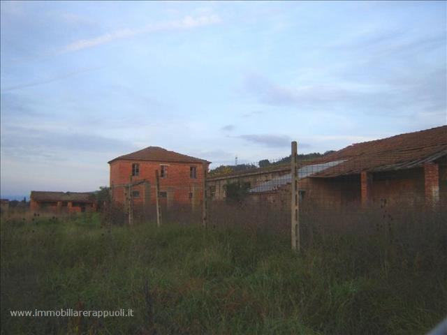 A pochi minuti dal centro storico di Cortona, in posizione s. 303m² Cortona