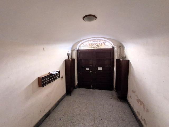 A pochi passi da via Maqueda, precisamente in via delle Pergole, in una palazzina ristrutturata e senza ascensore, disponiamo di un monolocale di 30 mq con cucina disimpegnata. L'immobile è totalmente ristrutturato e arredato, fornito di aria condiziona