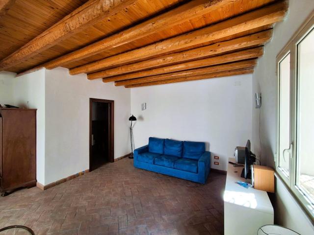 A pochi passi da via Maqueda, precisamente in via delle Pergole, in una palazzina ristrutturata e senza ascensore, disponiamo di un monolocale di 30 mq con cucina disimpegnata. L'immobile è totalmente ristrutturato e arredato, fornito di aria condiziona