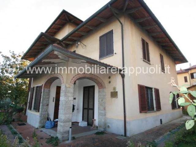 A pochi passi dal centro storico di Lucignano, proponiamo in. 282m² Lucignano