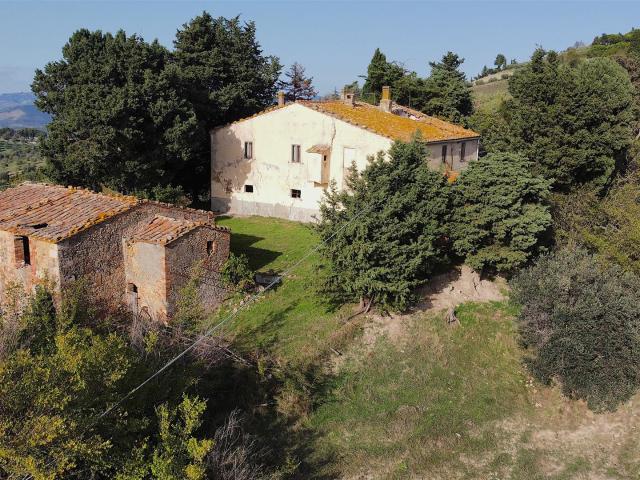 A Pomarance, in posizione dominante e panoramica offriamo du. 610m² Pomarance