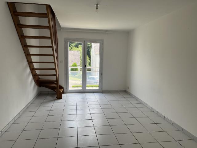 À PONTIVY. AGRÉABLE MAISON AVEC BALCON ET GARAGE