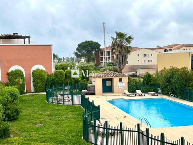 À Port Grimaud, Grand appartement avec terrasse à acheter