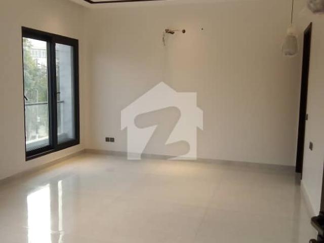 A Prime Location Flat Of 2400 Square Feet In Shaheed Millat Road