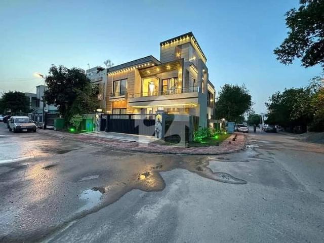 A prime location 12 marla house for sale in gulmohar block bahria town lahore