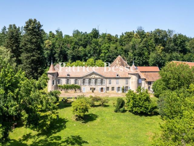 À proximité de Besançon, dans la campagne de la vallée de l'. 1600m² Besançon